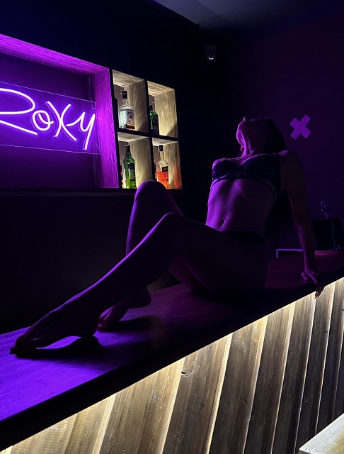 Девушка массажистка Мира, салон Roxy men's club